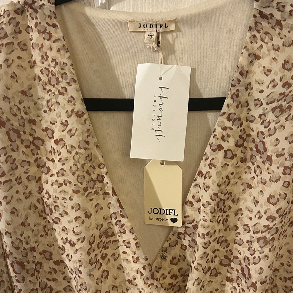 JODIFL Leopard Print V-Neck Ruffle Dress NWT - Picture 3 of 6
